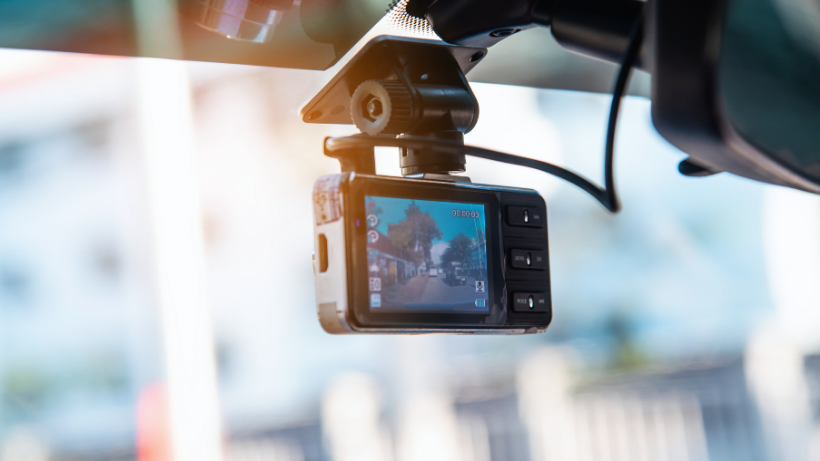 Dash cam installed on a car windshield capturing road conditions, illustrating the benefits of dash cams for drivers in Newfoundland and Labrador.